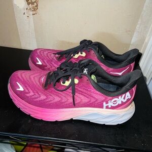 HOKA Arahi 6– size 8D womens